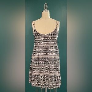 H&M DIVIDED black and white print low cut loose fit top, sz 6